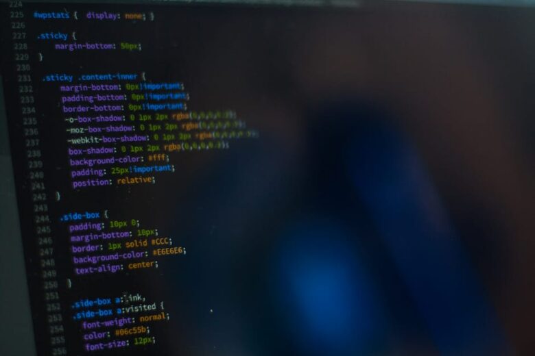 Tela de computador com código em cores roxo e verde representando programação assistida por inteligência artificial