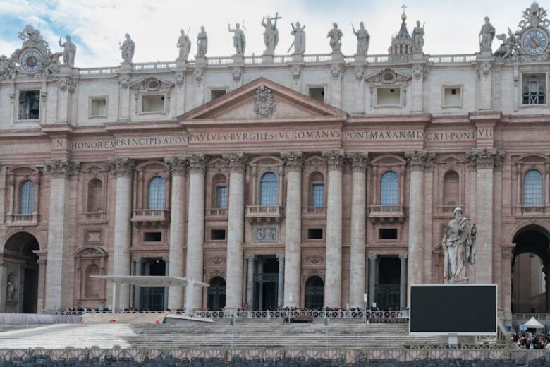 Basílica de São Pedro no Vaticano ao pôr do sol