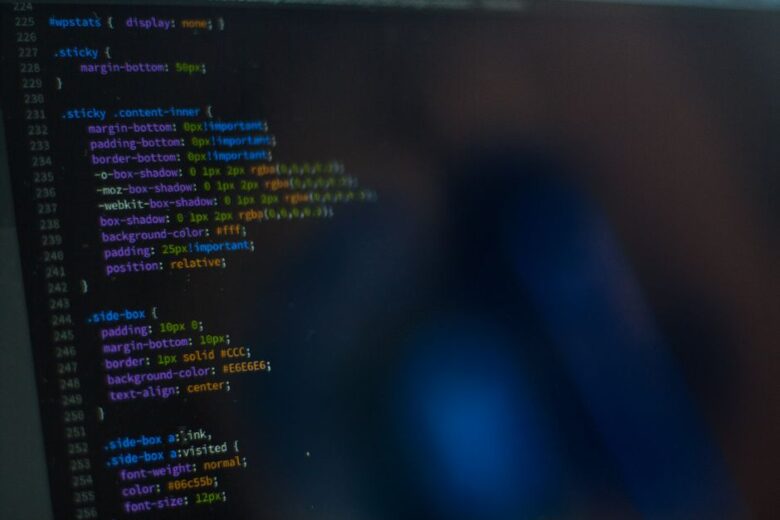 Tela roxa e verde de computador com código de programação representando inteligência artificial