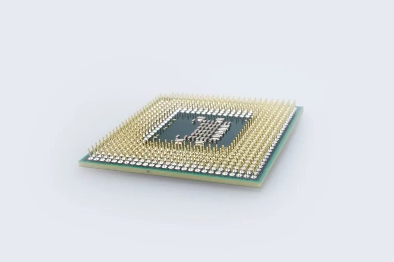Processador de computador em close, representando chips de IA da Qualcomm e Tenstorrent