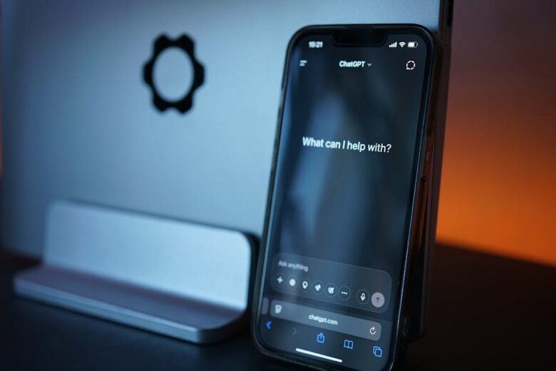 Smartphone exibindo interface de chat com inteligência artificial Siri