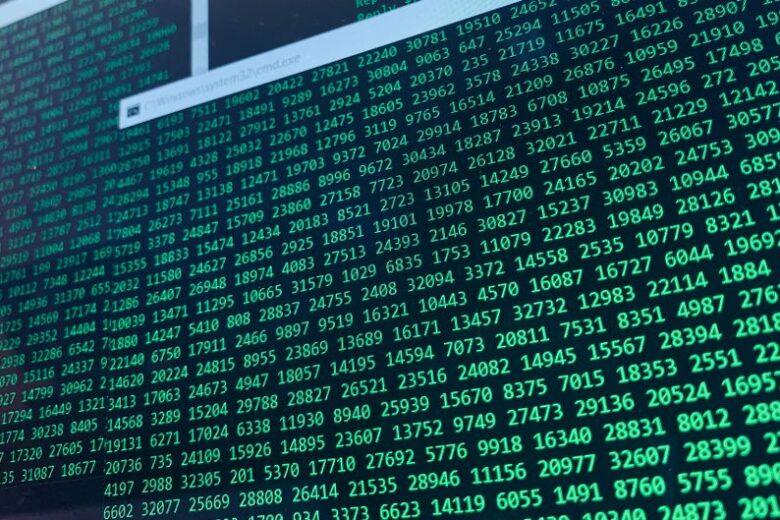 Código de programação em tela representando modelo de IA para cibersegurança