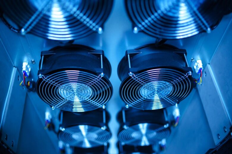 Servidores de data center com ventoinhas de refrigeração que consomem bilhões de galões de água