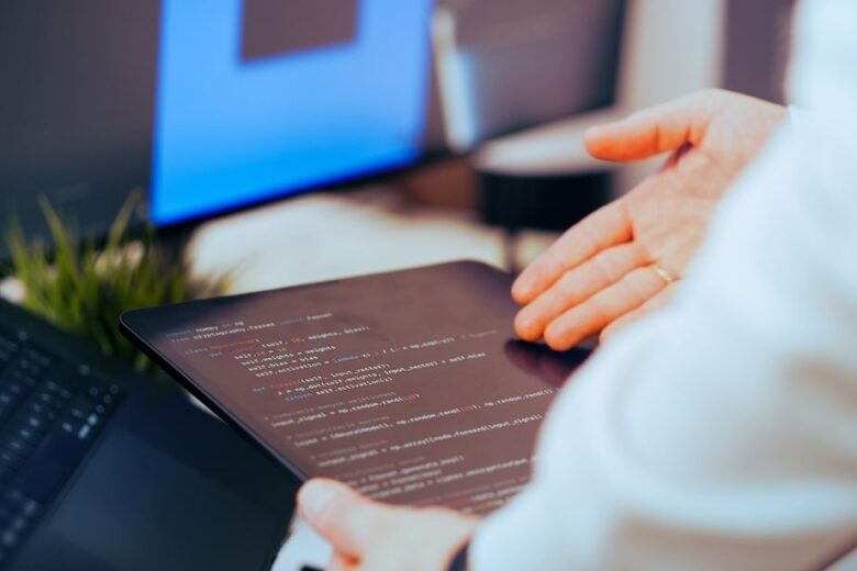 Desenvolvedor revisando código gerado por IA em tablet