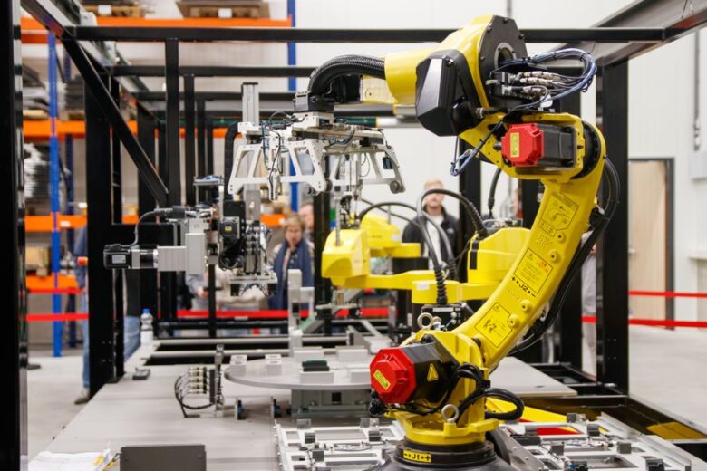 Braço robótico industrial em fábrica de manufatura