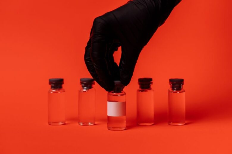 Frascos de vacina em laboratório de pesquisa médica