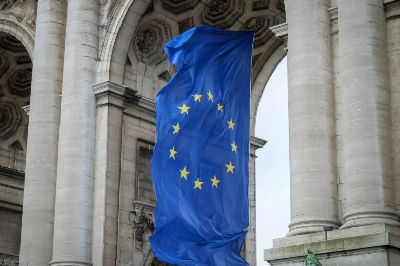 Bandeira da União Europeia simbolizando a nova regulação de inteligência artificial