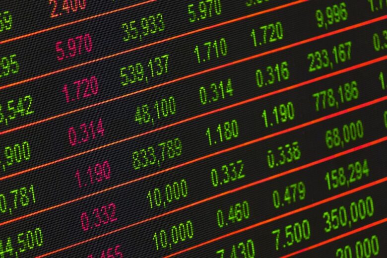 Painel de cotações na bolsa de valores representando IPOs de empresas de inteligência artificial