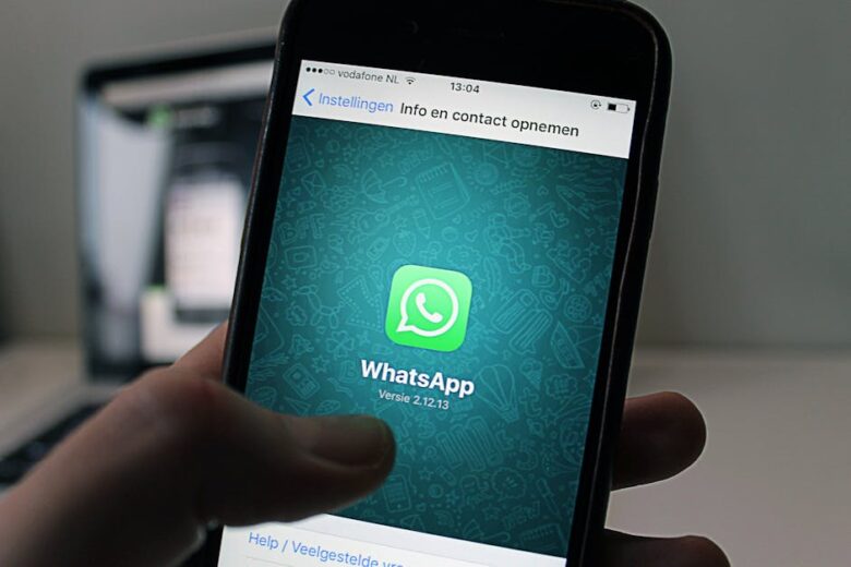 Tela do WhatsApp Business no smartphone mostrando conversas com clientes