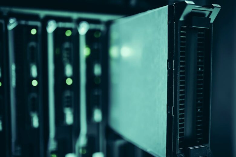 Racks de servidores em data center com luzes azuis iluminados