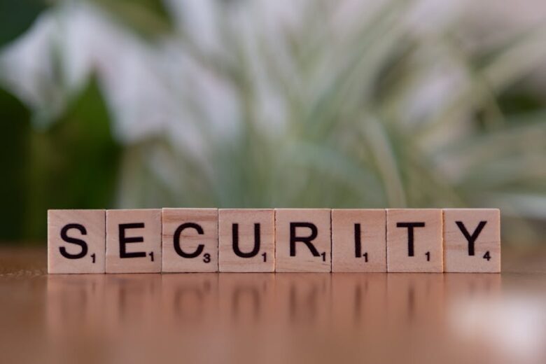 Teclas formando a palavra security em superfície escura simbolizando proteção digital