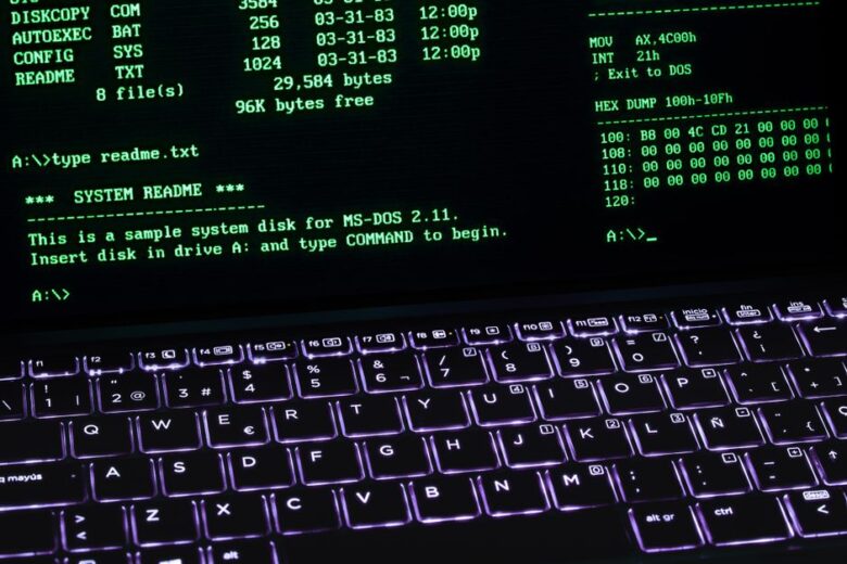 Terminal de computador vintage DOS representando o museu virtual de sistemas operacionais