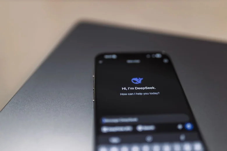 Smartphone exibindo interface de assistente de IA no celular