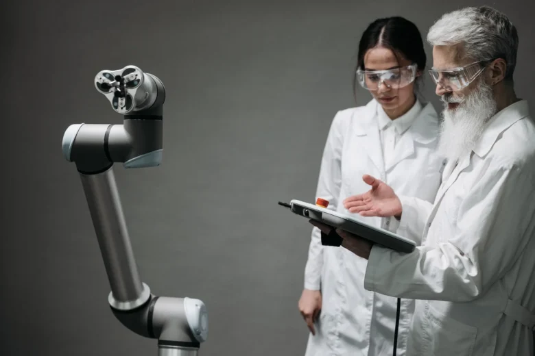 Equipe analisando em uma tela o fluxo de trabalho de agentes de inteligência artificial
