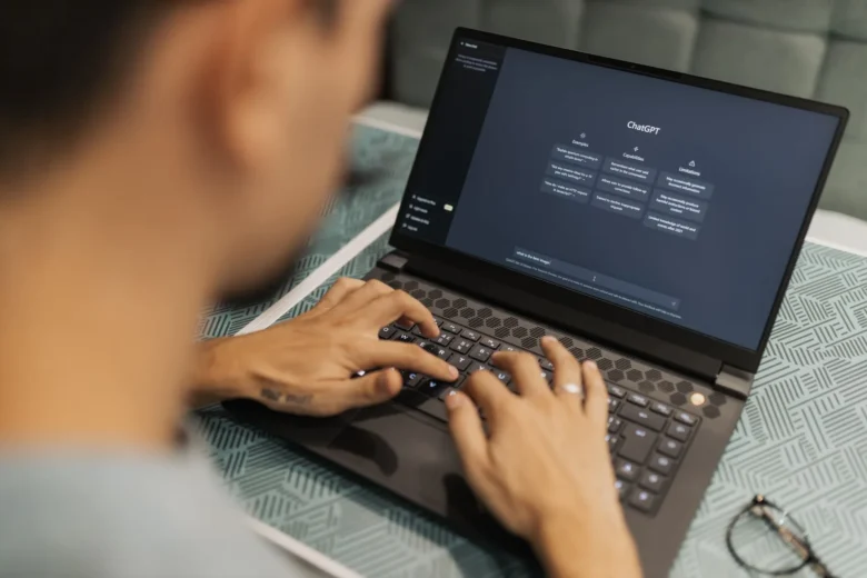 Pessoa analisando tarefas de um agente de inteligência artificial em um painel digital