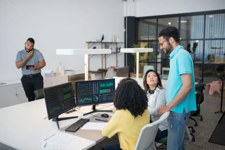 Profissionais de empresa comparando plataformas de IA generativa em telas de computador no escritório