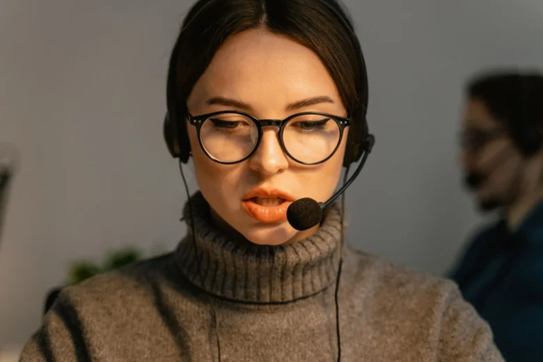 Pessoa revisando o fluxo de trabalho de um agente de inteligência artificial em um painel digital