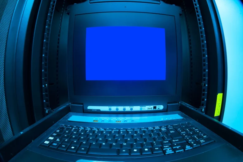 Salão de servidores de um data center corporativo representando infraestrutura de APIs de inteligência artificial