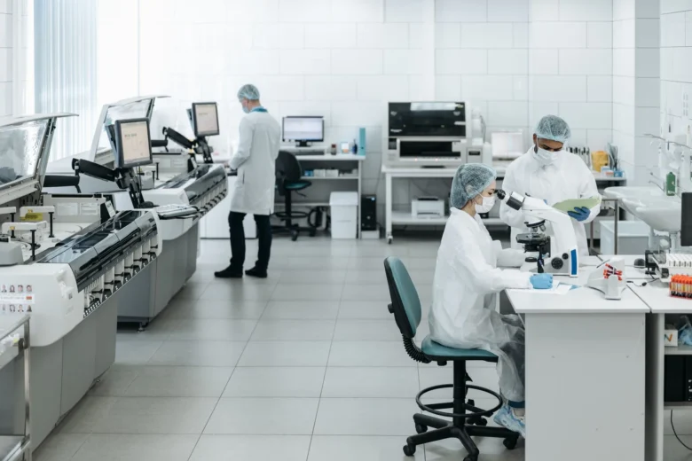 Pesquisadora analisa uma sequência de DNA em um laboratório de genômica