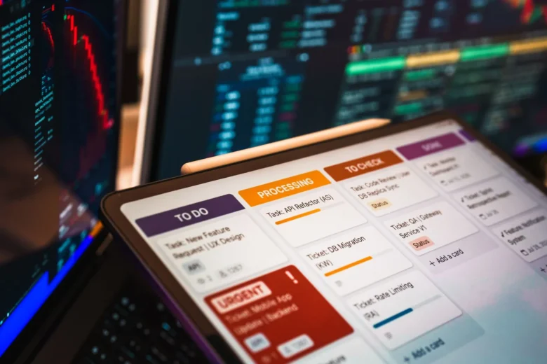 Equipe analisando o fluxo de trabalho de agentes de inteligência artificial em um painel digital