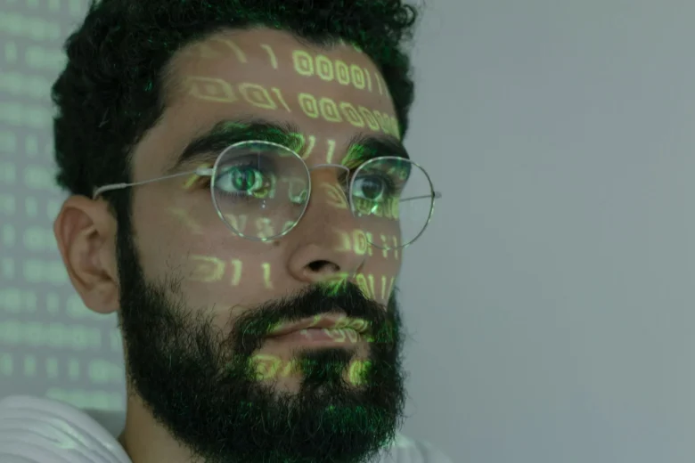 Desenvolvedora conectando um assistente de inteligência artificial a sistemas de dados protegidos