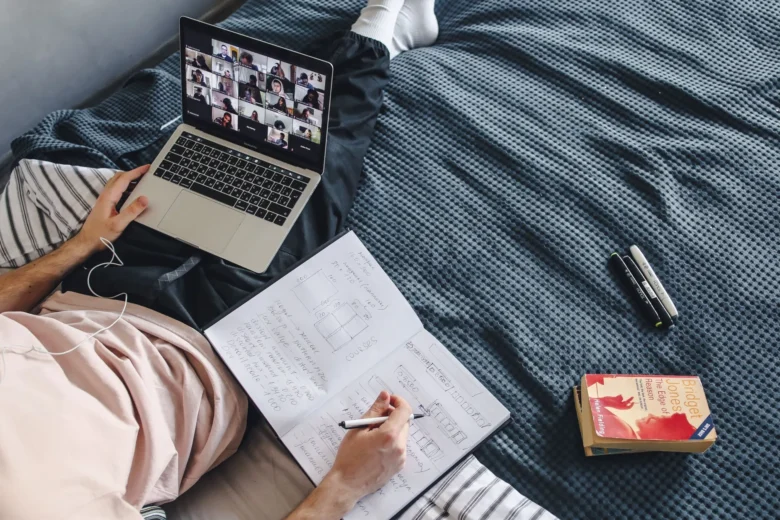 Pessoa a seguir um curso online de IA no portátil em casa