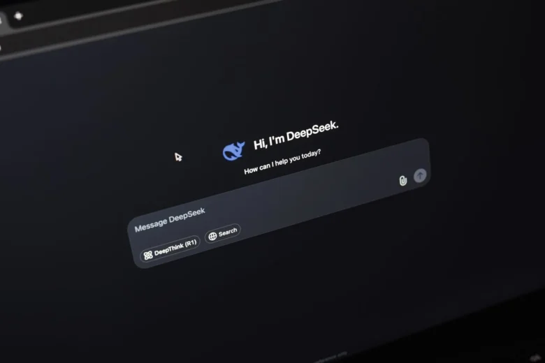 Pessoa supervisionando um agente de IA em uma tela com etapas de automação
