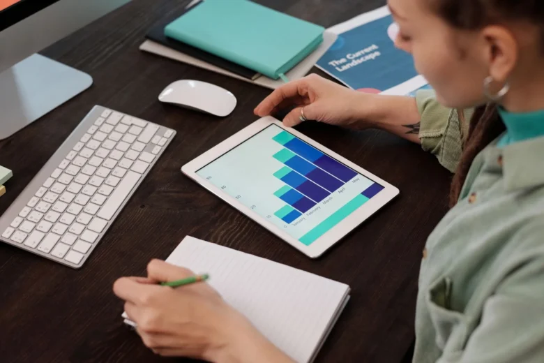Pessoa revisa planilha de orçamento doméstico no notebook enquanto organiza as finanças pessoais com apoio de IA
