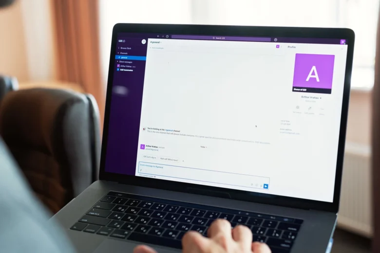 Notebook aberto em conversa com assistente de IA enquanto o usuário revisa a resposta com anotações ao lado