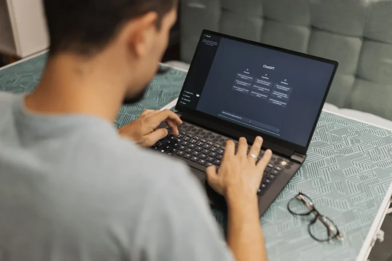 Profissional revisando resposta de assistente de IA no notebook durante a rotina de trabalho