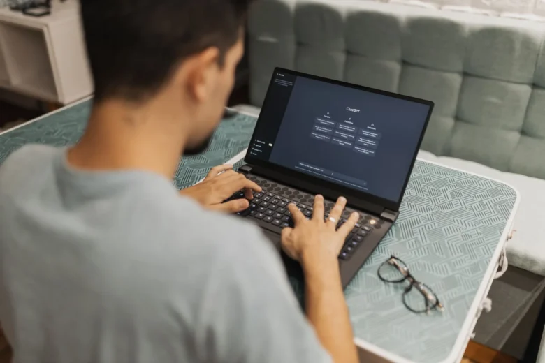 Mulher trabalhando em um notebook enquanto usa um assistente de inteligência artificial para organizar tarefas do dia