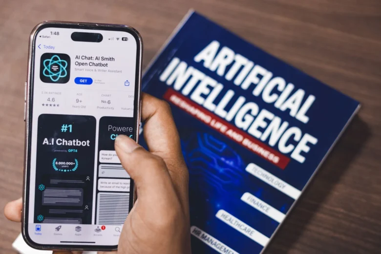 Pessoa digitando em um laptop com uma conversa de assistente de inteligência artificial visível na tela, representando o uso de IA no dia a dia