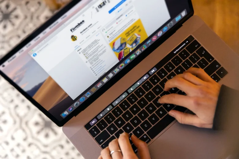 Pessoa trabalhando em um laptop enquanto usa um assistente de inteligência artificial no cotidiano