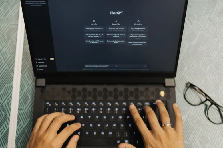 Mulher digitando em um notebook enquanto usa um assistente de IA na tela para organizar tarefas do dia