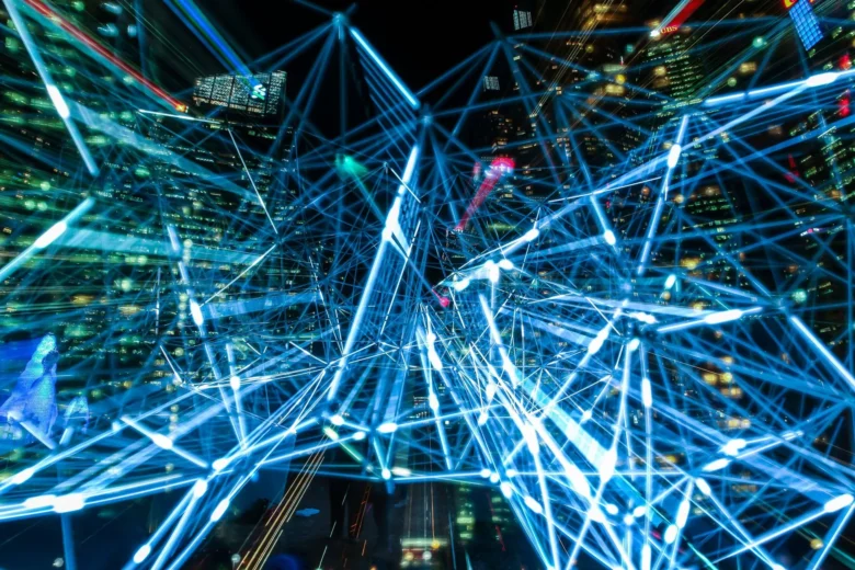 Cidade moderna com infraestrutura digital conectada representando o futuro da tecnologia