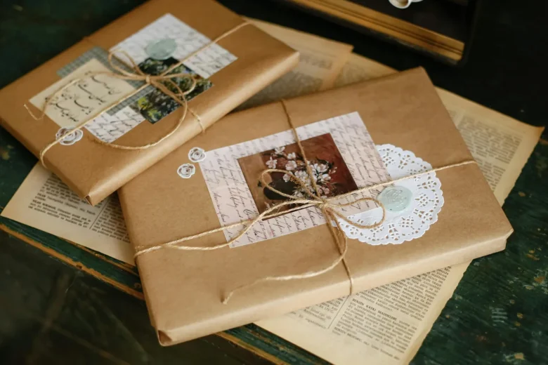 Presente artesanal embalado em papel kraft com laço de corda sobre mesa de madeira