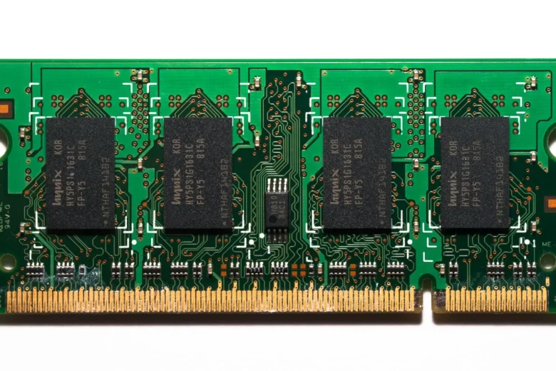 Placa de circuito com módulos de memória iluminados, representando o limite de texto que um modelo de IA processa por vez