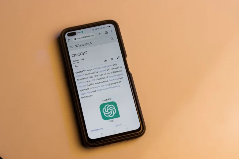 Pessoa digitando em um aplicativo de chatbot no celular enquanto ajusta configurações de privacidade