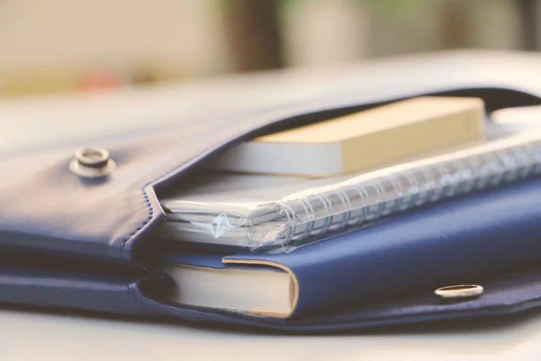 Notebook aberto em página de termos de uso com cadeado representando privacidade de dados em ferramentas de IA