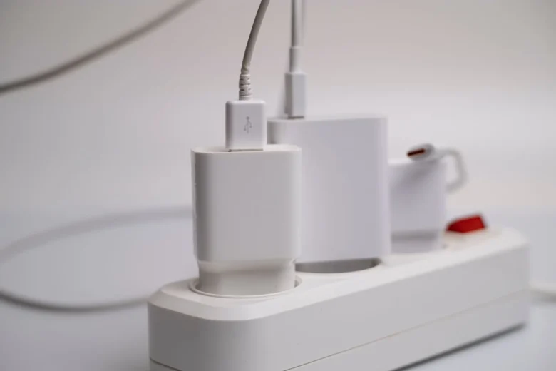 Computador de mesa conectado a um medidor de consumo de energia na tomada