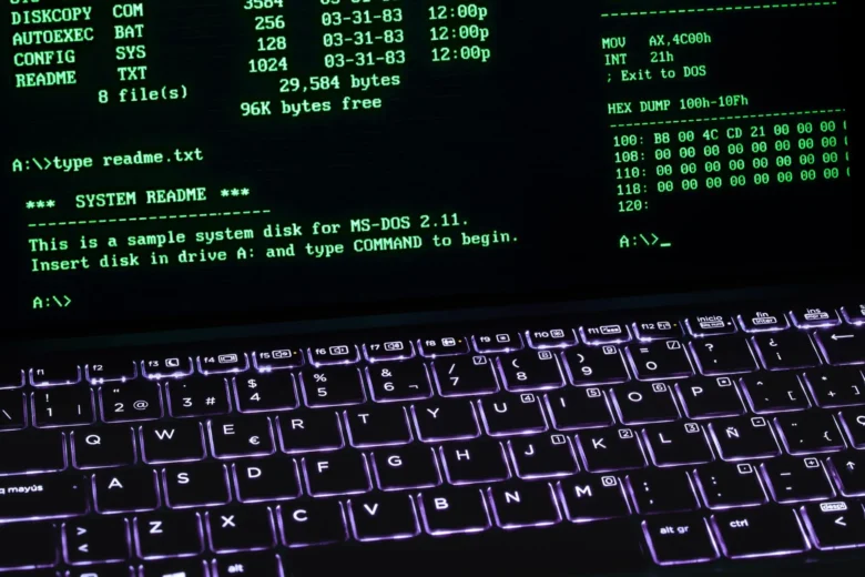 Notebook aberto com linha de comando na tela enquanto um modelo de IA roda localmente
