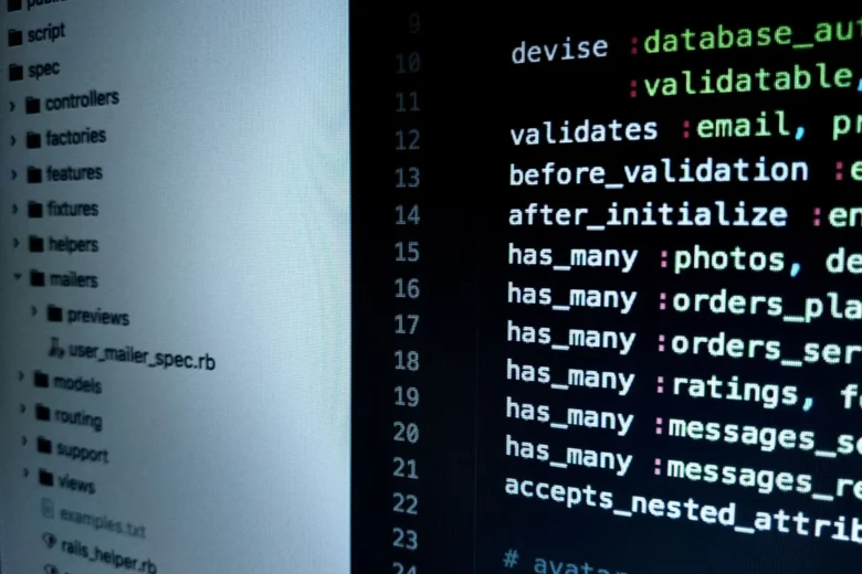 Trecho de código-fonte aberto em um editor ao lado de um texto de licença de software